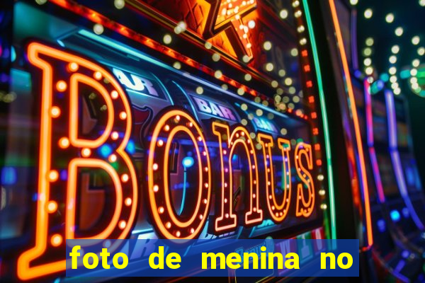 foto de menina no espelho cacheada